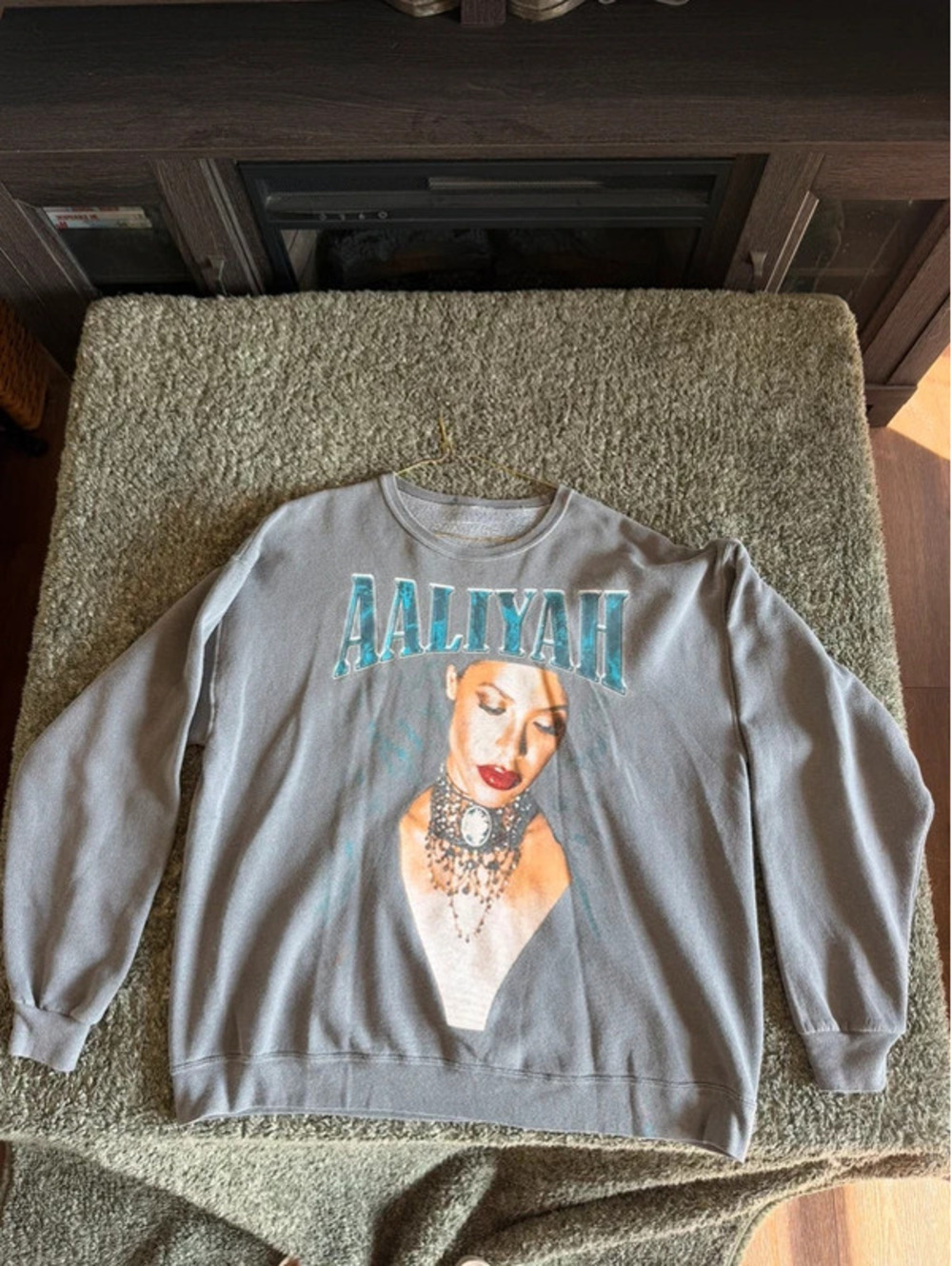 Aaliyah Graphic Crewneck Sweatshirt Size L